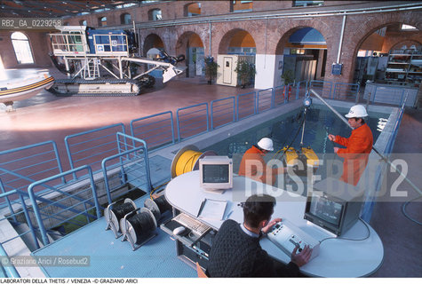 Localizzazione:..VENEZIA CASTELLO ARSENALE..Oggetto:..Soggetto:..THETIS SCIENZA TECNOLOGIA MARE ACQUA /..VASCA PROVE / PHALON VEICOLO PER ISPEZIONI SUBACQUEE..Cronologia: ..Definizione Culturale:..   Autore:..   Stile:..   Editori/Stampatori:..   Committenza:..Materia e Tecnica:....Collocazione:..Note:....Riproduzione Fotografica:..Copyright:..Graziano Arici/Rosebud2 .Data:..2000..Costo:..A