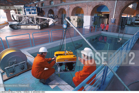 Localizzazione:..VENEZIA CASTELLO ARSENALE..Oggetto:..Soggetto:..THETIS SCIENZA TECNOLOGIA MARE ACQUA /..VASCA PROVE / PHALON VEICOLO PER ISPEZIONI SUBACQUEE..Cronologia: ..Definizione Culturale:..   Autore:..   Stile:..   Editori/Stampatori:..   Committenza:..Materia e Tecnica:....Collocazione:..Note:....Riproduzione Fotografica:..Copyright:..Graziano Arici/Rosebud2 .Data:..2000..Costo:..A