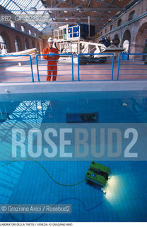 Localizzazione:..VENEZIA CASTELLO ARSENALE..Oggetto:..Soggetto:..THETIS SCIENZA TECNOLOGIA MARE ACQUA /..VASCA PROVE / PHALON VEICOLO PER ISPEZIONI SUBACQUEE..Cronologia: ..Definizione Culturale:..   Autore:..   Stile:..   Editori/Stampatori:..   Committenza:..Materia e Tecnica:....Collocazione:..Note:....Riproduzione Fotografica:..Copyright:..Graziano Arici/Rosebud2 .Data:..2000..Costo:..A