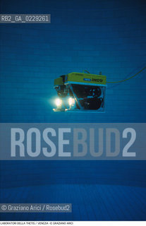Localizzazione:..VENEZIA CASTELLO ARSENALE..Oggetto:..Soggetto:..THETIS SCIENZA TECNOLOGIA MARE ACQUA /..VASCA PROVE / PHALON VEICOLO PER ISPEZIONI SUBACQUEE..Cronologia: ..Definizione Culturale:..   Autore:..   Stile:..   Editori/Stampatori:..   Committenza:..Materia e Tecnica:....Collocazione:..Note:....Riproduzione Fotografica:..Copyright:..Graziano Arici/Rosebud2 .Data:..2000..Costo:..A