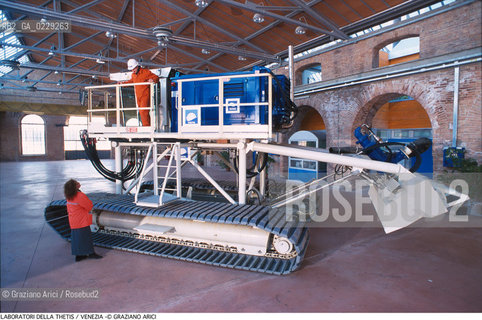 Localizzazione:..VENEZIA CASTELLO ARSENALE..Oggetto:..Soggetto:..THETIS SCIENZA TECNOLOGIA MARE ACQUA /..METRA MEZZO ANFIBIO PER LA MANUTENZIONE DEI CANALI..Cronologia: ..Definizione Culturale:..   Autore:..   Stile:..   Editori/Stampatori:..   Committenza:..Materia e Tecnica:....Collocazione:..Note:....Riproduzione Fotografica:..Copyright:..Graziano Arici/Rosebud2 .Data:..2000..Costo:..A