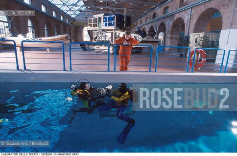 Localizzazione:..VENEZIA CASTELLO ARSENALE..Oggetto:..Soggetto:..THETIS SCIENZA TECNOLOGIA MARE ACQUA /..VASCA PROVE / SUB..Cronologia: ..Definizione Culturale:..   Autore:..   Stile:..   Editori/Stampatori:..   Committenza:..Materia e Tecnica:....Collocazione:..Note:....Riproduzione Fotografica:..Copyright:..Graziano Arici/Rosebud2 .Data:..2000..Costo:..A