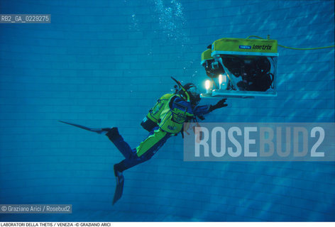 Localizzazione:..VENEZIA CASTELLO ARSENALE..Oggetto:..Soggetto:..THETIS SCIENZA TECNOLOGIA MARE ACQUA /..VASCA PROVE / PHALON VEICOLO PER ISPEZIONI SUBACQUEE..Cronologia: ..Definizione Culturale:..   Autore:..   Stile:..   Editori/Stampatori:..   Committenza:..Materia e Tecnica:....Collocazione:..Note:....Riproduzione Fotografica:..Copyright:..Graziano Arici/Rosebud2 .Data:..2000..Costo:..A