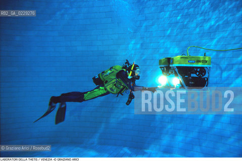 Localizzazione:..VENEZIA CASTELLO ARSENALE..Oggetto:..Soggetto:..THETIS SCIENZA TECNOLOGIA MARE ACQUA /..VASCA PROVE / PHALON VEICOLO PER ISPEZIONI SUBACQUEE..Cronologia: ..Definizione Culturale:..   Autore:..   Stile:..   Editori/Stampatori:..   Committenza:..Materia e Tecnica:....Collocazione:..Note:....Riproduzione Fotografica:..Copyright:..Graziano Arici/Rosebud2 .Data:..2000..Costo:..A