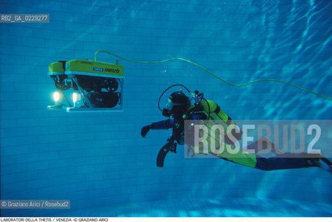 Localizzazione:..VENEZIA CASTELLO ARSENALE..Oggetto:..Soggetto:..THETIS SCIENZA TECNOLOGIA MARE ACQUA /..VASCA PROVE / PHALON VEICOLO PER ISPEZIONI SUBACQUEE..Cronologia: ..Definizione Culturale:..   Autore:..   Stile:..   Editori/Stampatori:..   Committenza:..Materia e Tecnica:....Collocazione:..Note:....Riproduzione Fotografica:..Copyright:..Graziano Arici/Rosebud2 .Data:..2000..Costo:..A