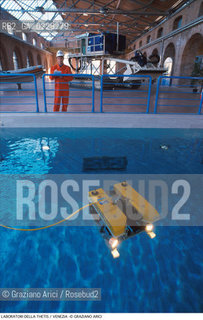 Localizzazione:..VENEZIA CASTELLO ARSENALE..Oggetto:..Soggetto:..THETIS SCIENZA TECNOLOGIA MARE ACQUA /..VASCA PROVE / PHALON VEICOLO PER ISPEZIONI SUBACQUEE..Cronologia: ..Definizione Culturale:..   Autore:..   Stile:..   Editori/Stampatori:..   Committenza:..Materia e Tecnica:....Collocazione:..Note:....Riproduzione Fotografica:..Copyright:..Graziano Arici/Rosebud2 .Data:..2000..Costo:..A