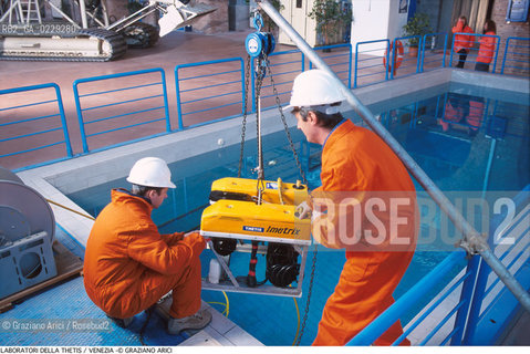 Localizzazione:..VENEZIA CASTELLO ARSENALE..Oggetto:..Soggetto:..THETIS SCIENZA TECNOLOGIA MARE ACQUA /..VASCA PROVE / PHALON VEICOLO PER ISPEZIONI SUBACQUEE..Cronologia: ..Definizione Culturale:..   Autore:..   Stile:..   Editori/Stampatori:..   Committenza:..Materia e Tecnica:....Collocazione:..Note:....Riproduzione Fotografica:..Copyright:..Graziano Arici/Rosebud2 .Data:..2000..Costo:..A