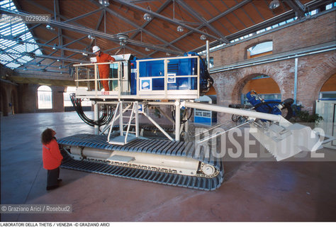 Localizzazione:..VENEZIA CASTELLO ARSENALE..Oggetto:..Soggetto:..THETIS SCIENZA TECNOLOGIA MARE ACQUA /..METRA MEZZO ANFIBIO PER LA MANUTENZIONE DEI CANALI..Cronologia: ..Definizione Culturale:..   Autore:..   Stile:..   Editori/Stampatori:..   Committenza:..Materia e Tecnica:....Collocazione:..Note:....Riproduzione Fotografica:..Copyright:..Graziano Arici/Rosebud2 .Data:..2000..Costo:..A