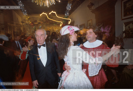 Caption: Caption: Nome: ..FESTA A CASA DI BRUNO TOSI..Descrizione: ..BALLO MASCHERE  COSTUMI..Credit: ..Graziano Arici/Rosebud2 .Costo: ..A..Nazione: ..ITALIA..Città: ....Data: ..1987