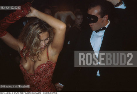 Caption: Caption: Nome: ..FESTA A CASA DI BRUNO TOSI..Descrizione: ..LATTRICE ELEONORA VALLONE / BALLO MASCHERE  COSTUMI..Credit: ..Graziano Arici/Rosebud2 .Costo: ..A..Nazione: ..ITALIA..Città: ....Data: ..1987