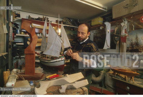 Nome: ..LA SCIALUPPA..Descrizione: ..ARTIGIANATO NEGOZIO LABORATORIO COSTRUZIONE DI UN VELIERO / BARCA NAVE FORCOLE / A S. POLO..Credit: ..Graziano Arici/Rosebud2/..Costo: ..A..Nazione: ..ITALIA..Città: ....Data: ..1993