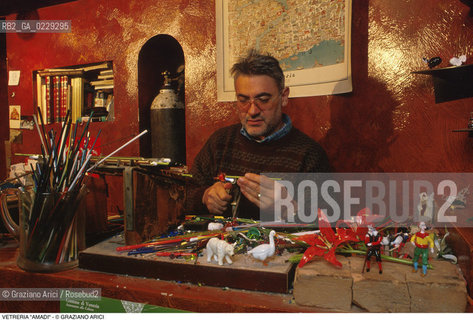 Nome: ..VETRERIA AMADI..Descrizione: ..ARTIGIANATO NEGOZIO LABORATORIO LAVORAZIONE VETRI A LUME / A S. POLO..Credit: ..Graziano Arici/Rosebud2/..Costo: ..A..Nazione: ..ITALIA..Città: ....Data: ..1993