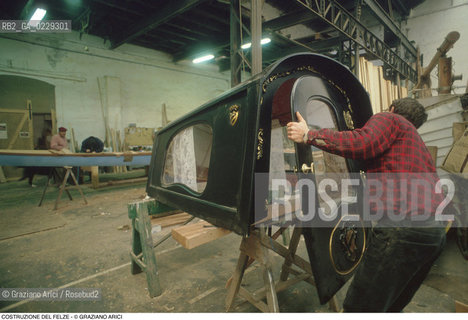 Nome: ..COSTRUZIONE DEL FELZE..Descrizione: ..ARTIGIANATO SQUERO GONDOLA / CANTIERE CREA ALLA GIUDECCA..Credit: ..Graziano Arici/Rosebud2/..Costo: ..A..Nazione: ..ITALIA..Città: ....Data: ..1993