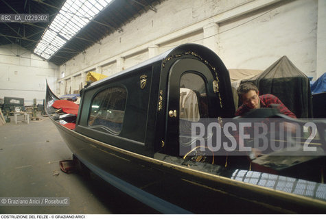 Nome: ..COSTRUZIONE DEL FELZE..Descrizione: ..ARTIGIANATO SQUERO GONDOLA / CANTIERE CREA ALLA GIUDECCA..Credit: ..Graziano Arici/Rosebud2/..Costo: ..A..Nazione: ..ITALIA..Città: ....Data: ..1993