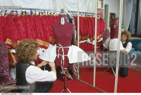 Nome: ..SARTORIA NICOLAO..Descrizione: ..ARTIGIANATO COSTUMI / A CANNAREGIO..Credit: ..Graziano Arici/Rosebud2/..Costo: ..A..Nazione: ..ITALIA..Città: ....Data: ..1993