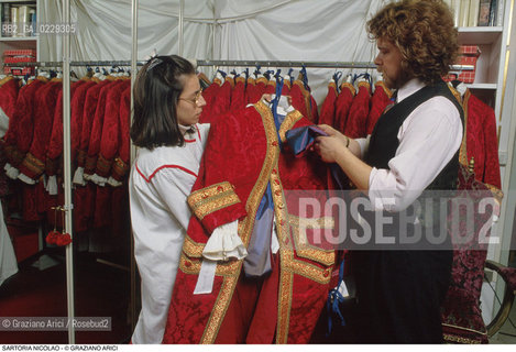 Nome: ..SARTORIA NICOLAO..Descrizione: ..ARTIGIANATO COSTUMI DI SCENA / A CANNAREGIO..Credit: ..Graziano Arici/Rosebud2/..Costo: ..A..Nazione: ..ITALIA..Città: ....Data: ..1993