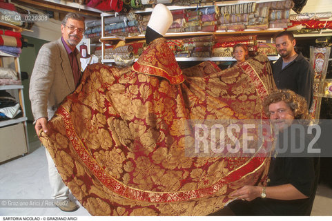 Nome: ..SARTORIA NICOLAO..Descrizione: ..ARTIGIANATO COSTUMI MANTELLO TESSUTO ROSSO E ORO/ A CANNAREGIO..Credit: ..Graziano Arici/Rosebud2/..Costo: ..A..Nazione: ..ITALIA..Città: ....Data: ..1993