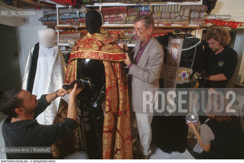 Nome: ..SARTORIA NICOLAO..Descrizione: ..ARTIGIANATO COSTUMI / A CANNAREGIO..Credit: ..Graziano Arici/Rosebud2/..Costo: ..A..Nazione: ..ITALIA..Città: ....Data: ..1993