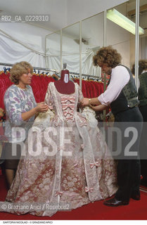 Nome: ..SARTORIA NICOLAO..Descrizione: ..ARTIGIANATO COSTUMI / A CANNAREGIO..Credit: ..Graziano Arici/Rosebud2/..Costo: ..A..Nazione: ..ITALIA..Città: ....Data: ..1993