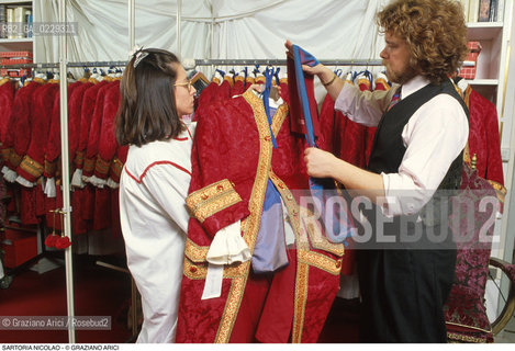 Nome: ..SARTORIA NICOLAO..Descrizione: ..ARTIGIANATO COSTUMI / A CANNAREGIO..Credit: ..Graziano Arici/Rosebud2/..Costo: ..A..Nazione: ..ITALIA..Città: ....Data: ..1993