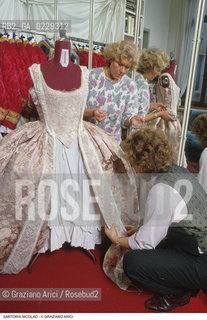 Nome: ..SARTORIA NICOLAO..Descrizione: ..ARTIGIANATO COSTUMI / A CANNAREGIO..Credit: ..Graziano Arici/Rosebud2/..Costo: ..A..Nazione: ..ITALIA..Città: ....Data: ..1993