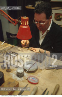 Nome: ..OREFICERIA..Descrizione: ..ARTIGIANATO LABORATORIO LAVORAZIONE DELLORO  ..Credit: ..Graziano Arici/Rosebud2/..Costo: ..A..Nazione: ..ITALIA..Città: ....Data: ..1993