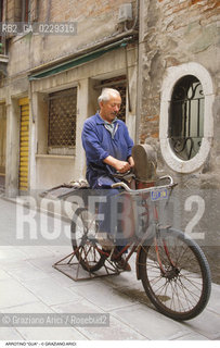 Nome: ..GUA..Descrizione: ..ARTIGIANATO ARROTINO LAME..Credit: ..Graziano Arici/Rosebud2/..Costo: ..A..Nazione: ..ITALIA..Città: ....Data: ..1993