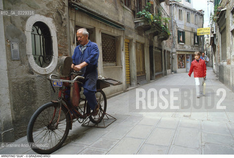 Nome: ..GUA..Descrizione: ..ARTIGIANATO ARROTINO LAME..Credit: ..Graziano Arici/Rosebud2/..Costo: ..A..Nazione: ..ITALIA..Città: ....Data: ..1993