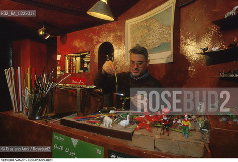 Nome: ..VETRERIA AMADI..Descrizione: ..ARTIGIANATO NEGOZIO LABORATORIO LAVORAZIONE VETRI A LUME / A S. POLO..Credit: ..Graziano Arici/Rosebud2/..Costo: ..A..Nazione: ..ITALIA..Città: ....Data: ..1993