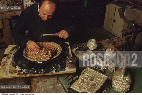 Nome: ..CESELLO IN ARGENTO..Descrizione: ..ARTIGIANATO LABORATORIO..Credit: ..Graziano Arici/Rosebud2/..Costo: ..A..Nazione: ..ITALIA..Città: ....Data: ..1993