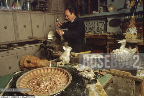 Nome: ..CESELLO IN ARGENTO..Descrizione: ..ARTIGIANATO LABORATORIO..Credit: ..Graziano Arici/Rosebud2/..Costo: ..A..Nazione: ..ITALIA..Città: ....Data: ..1993