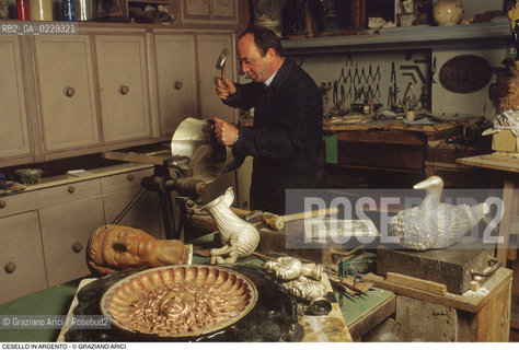 Nome: ..CESELLO IN ARGENTO..Descrizione: ..ARTIGIANATO LABORATORIO..Credit: ..Graziano Arici/Rosebud2/..Costo: ..A..Nazione: ..ITALIA..Città: ....Data: ..1993