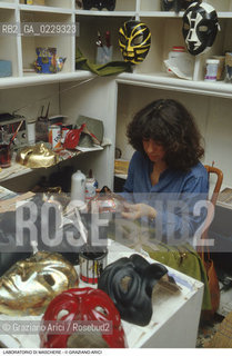 Nome: ..MASCHERE..Descrizione: ..ARTIGIANATO LABORATORIO ..Credit: ..Graziano Arici/Rosebud2/..Costo: ..A..Nazione: ..ITALIA..Città: ....Data: ..1993