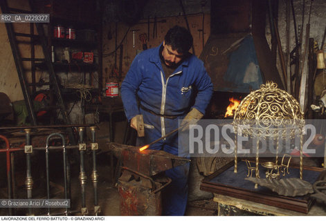 Nome: ..FERRO BATTUTO..Descrizione: ..ARTIGIANATO FABBRO / A CANNAREGIO..Credit: ..Graziano Arici/Rosebud2/..Costo: ..A..Nazione: ..ITALIA..Città: ....Data: ..1993