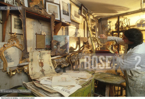 Nome: ..RESTAURO DI MOBILI..Descrizione: ..ARTIGIANATO NEGOZIO LABORATORIO SEDIA CORNICI / A S. MARCO..Credit: ..Graziano Arici/Rosebud2/..Costo: ..A..Nazione: ..ITALIA..Città: ....Data: ..1993