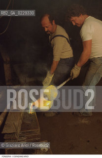 Nome: ..FONDERIA..Descrizione: ..ARTIGIANATO FABBRO / A CANNAREGIO..Credit: ..Graziano Arici/Rosebud2/..Costo: ..A..Nazione: ..ITALIA..Città: ....Data: ..1993