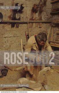 Nome: ..FORCOLE..Descrizione: ..ARTIGIANATO FALEGNAME LAVORAZIONE DEL LEGNO LABORATORIO..Credit: ..Graziano Arici/Rosebud2/..Costo: ..A..Nazione: ..ITALIA..Città: ....Data: ..1993
