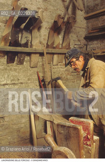 Nome: ..FORCOLE..Descrizione: ..ARTIGIANATO FALEGNAME LAVORAZIONE DEL LEGNO LABORATORIO..Credit: ..Graziano Arici/Rosebud2/..Costo: ..A..Nazione: ..ITALIA..Città: ....Data: ..1993