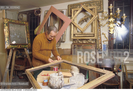 Nome: ..SOAZE..Descrizione: ..ARTIGIANATO CORNICI LEGNO LABORATORIO / S. MARCO..Credit: ..Graziano Arici/Rosebud2/..Costo: ..A..Nazione: ..ITALIA..Città: ....Data: ..1993