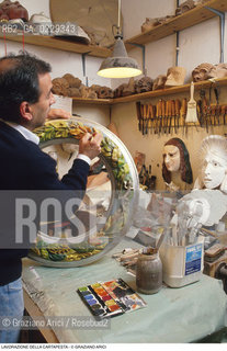 Nome: ..LAVORAZIONE DELLA CARTAPESTA..Descrizione: ..ARTIGIANATO NEGOZIO LABORATORIO CORNICI / CASTELLO..Credit: ..Graziano Arici/Rosebud2/..Costo: ..A..Nazione: ..ITALIA..Città: ....Data: ..1993