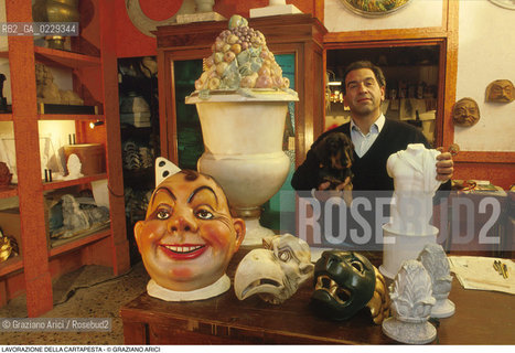 Nome: ..LAVORAZIONE DELLA CARTAPESTA..Descrizione: ..ARTIGIANATO NEGOZIO LABORATORIO MASCHERE VASI BUSTI / CASTELLO..Credit: ..Graziano Arici/Rosebud2/..Costo: ..A..Nazione: ..ITALIA..Città: ....Data: ..1993