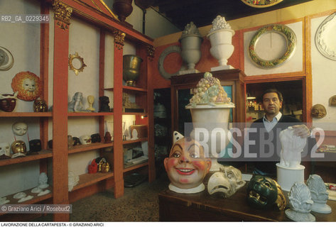 Nome: ..LAVORAZIONE DELLA CARTAPESTA..Descrizione: ..ARTIGIANATO NEGOZIO LABORATORIO MASCHERE VASI BUSTO / CASTELLO..Credit: ..Graziano Arici/Rosebud2/..Costo: ..A..Nazione: ..ITALIA..Città: ....Data: ..1993