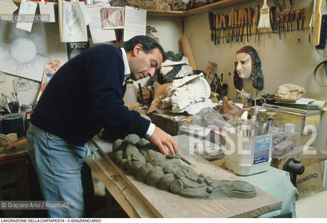 Nome: ..LAVORAZIONE DELLA CARTAPESTA..Descrizione: ..ARTIGIANATO NEGOZIO LABORATORIO MASCHERE / A CASTELLO..Credit: ..Graziano Arici/Rosebud2/..Costo: ..A..Nazione: ..ITALIA..Città: ....Data: ..1993