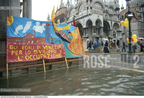 Nome: ..LOTTE OPERAIE ..Descrizione: ..POLITICA LAVORO / MANIFESTAZIONE DI PROTESTA IN PIAZZA SAN MARCO STRISCIONE DEI LAVORATORI EDILI ACQUA ALTA PASSERELLE..Credit: ..Graziano Arici/Rosebud2/..Costo: ..A..Nazione: ..ITALIA..Città: ..VENEZIA..Data: ..1991