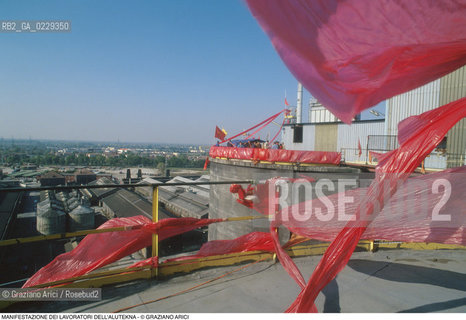Nome: ..LOTTE OPERAIE ..Descrizione: ..POLITICA LAVORO / MANIFESTAZIONE DI PROTESTA DEI LAVORATORI DELLALUTEKNA / PLASTICA ROSSA BANDIERE SULLA CISTERNA..Credit: ..Graziano Arici/Rosebud2/..Costo: ..A..Nazione: ..ITALIA..Città: ..PORTO MARGHERA..Data: ..1993