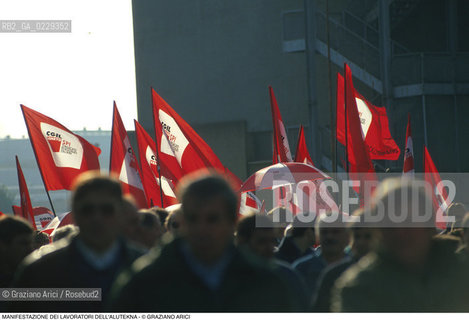 Nome: ..LOTTE OPERAIE ..Descrizione: ..POLITICA LAVORO / MANIFESTAZIONE DI PROTESTA DEI LAVORATORI DELLALUTEKNA / BANDIERE DI CGIL E SPI..Credit: ..Graziano Arici/Rosebud2/..Costo: ..A..Nazione: ..ITALIA..Città: ..PORTO MARGHERA..Data: ..1993