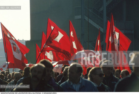 Nome: ..LOTTE OPERAIE ..Descrizione: ..POLITICA LAVORO / MANIFESTAZIONE DI PROTESTA DEI LAVORATORI DELLALUTEKNA / BANDIERE E OMBRELLI DI CGIL E SPI..Credit: ..Graziano Arici/Rosebud2/..Costo: ..A..Nazione: ..ITALIA..Città: ..PORTO MARGHERA..Data: ..1993