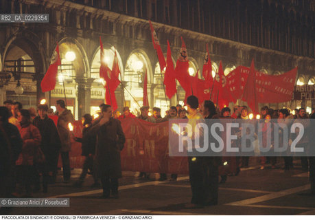 Nome: ..LOTTE OPERAIE ..Descrizione: ..POLITICA LAVORO / PROTESTA MANIFESTAZIONE FIACCOLATA DI SINDACATI E CONSIGLI DI FABBRICA IN PIAZZA SAN MARCO / BANDIERE ROSSE STRISCIONI..Credit: ..Graziano Arici/Rosebud2/..Costo: ..A..Nazione: ..ITALIA..Città: ..VENEZIA..Data: ..1988