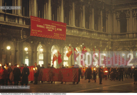 Nome: ..LOTTE OPERAIE ..Descrizione: ..POLITICA LAVORO /PROTESTA MANIFESTAZIONE FIACCOLATA DI SINDACATI E CONSIGLI DI FABBRICA IN PIAZZA SAN MARCO / BANDIERE ROSSE STRISCIONI..Credit: ..Graziano Arici/Rosebud2/..Costo: ..A..Nazione: ..ITALIA..Città: ..VENEZIA..Data: ..1988