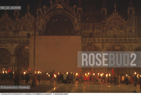 Nome: ..LOTTE OPERAIE ..Descrizione: ..POLITICA LAVORO / PROTESTA MANIFESTAZIONE FIACCOLATA DI SINDACATI E CONSIGLI DI FABBRICA IN PIAZZA SAN MARCO / BANDIERE ROSSE ..Credit: ..Graziano Arici/Rosebud2/..Costo: ..A..Nazione: ..ITALIA..Città: ..VENEZIA..Data: ..1988